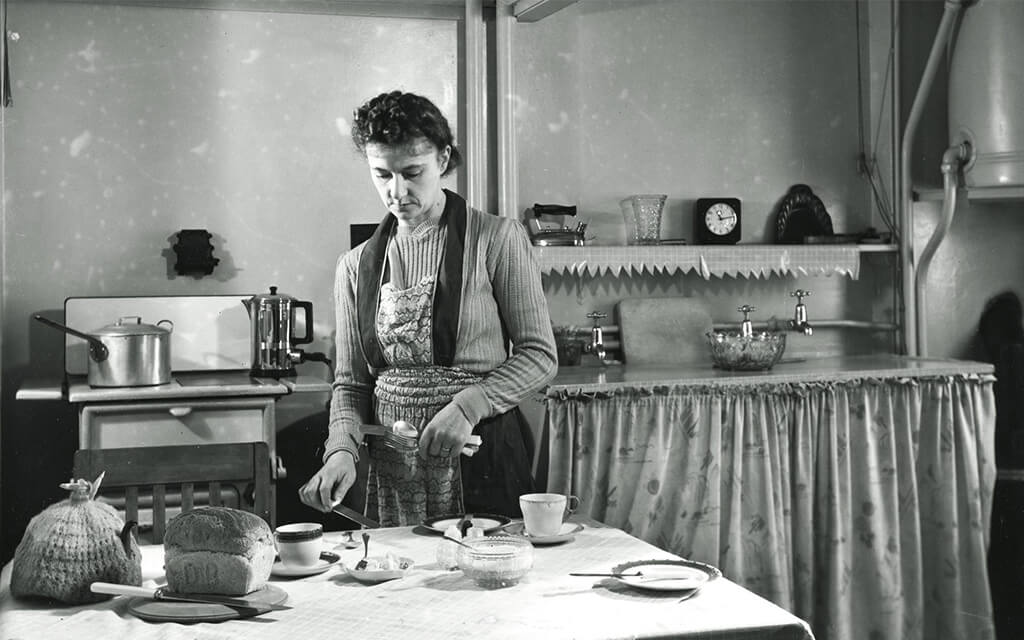 Una donna in una cucina anni Sessanta